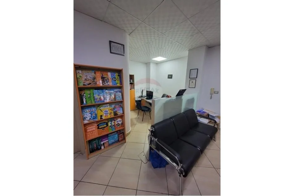 Tirane, jepet me qera ambjent biznesi Kati 1, 126 m² 1.200 € (Rruga " Pjeter Bogdani")