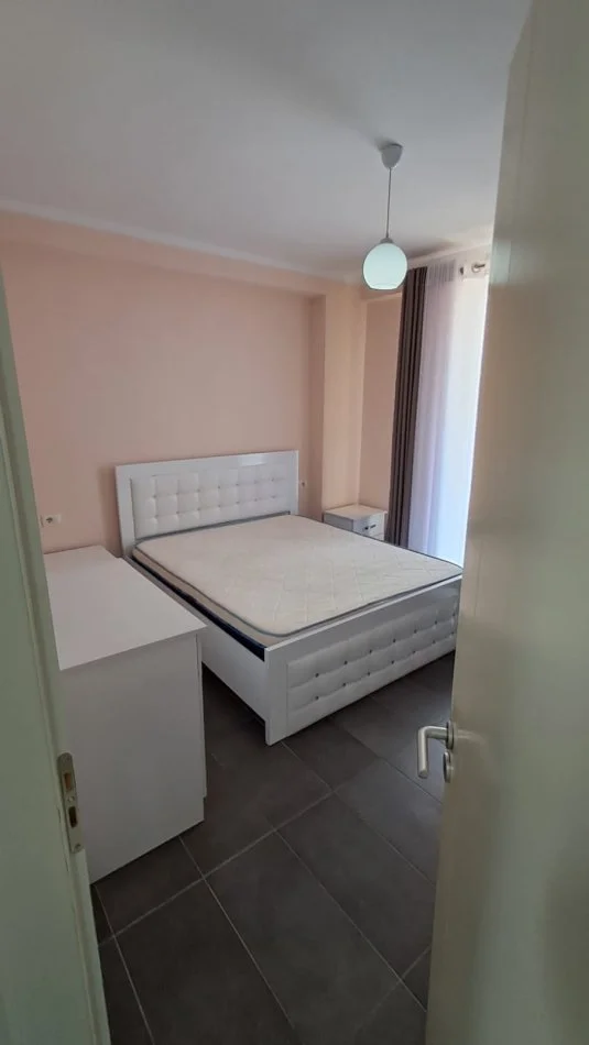 Tirane, jepet me qera apartament 2+1 Kati 4, 87 m² 350 € (shkoze)