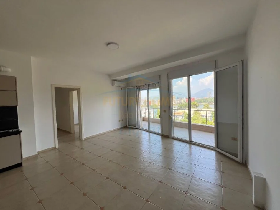 Tirane, jepet me qera apartament 3+1+Ballkon Kati 4, 144 m² 700 € (Liqeni i Thate)