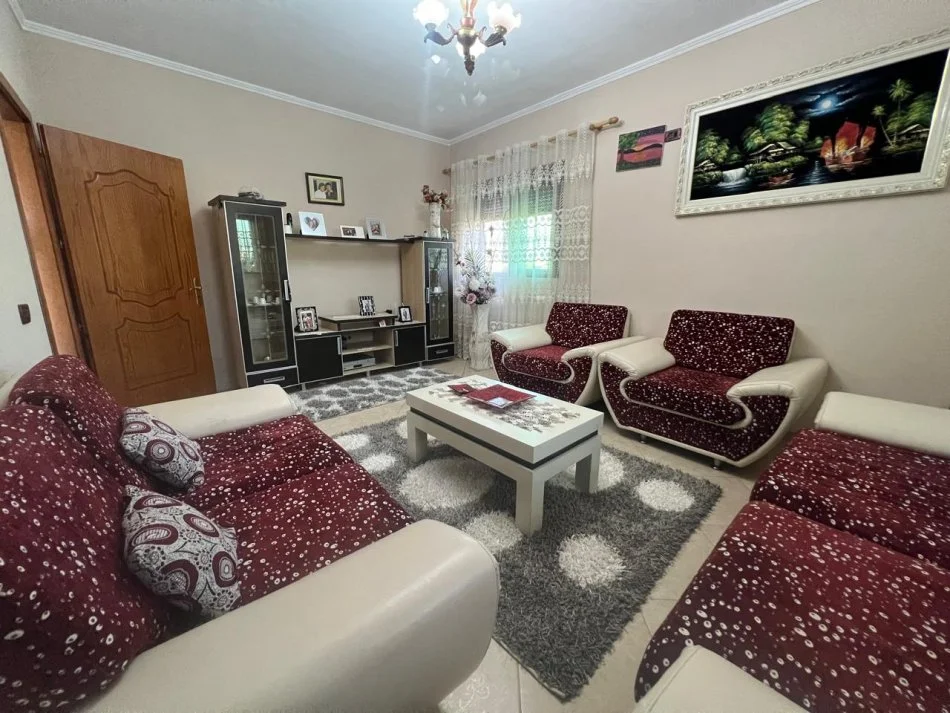 Tirane, shitet Vile 3 Katshe , 2.200 m² 550.000 € (kamez)