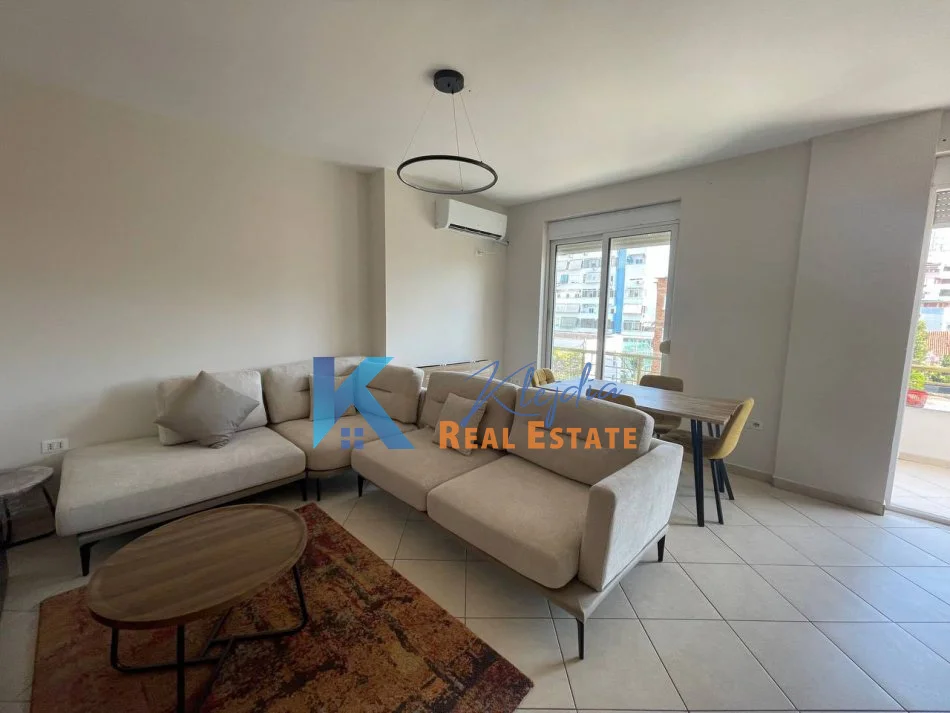 Tirane, jepet me qera apartament 2+1 Kati 3, 110 m² 850 € (Rruga e Kavajes, afer Kishes Katolike)