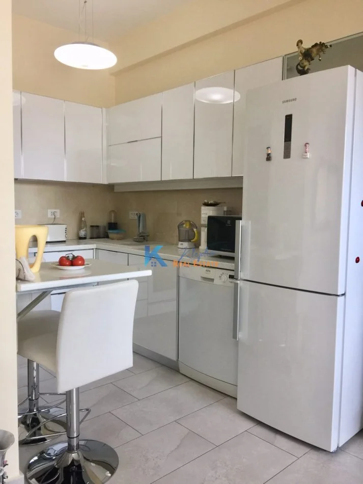 Tirane, jepet me qera apartament 1+1 Kati 7, 67 m² 700 € (Rruga e Bogdaneve)
