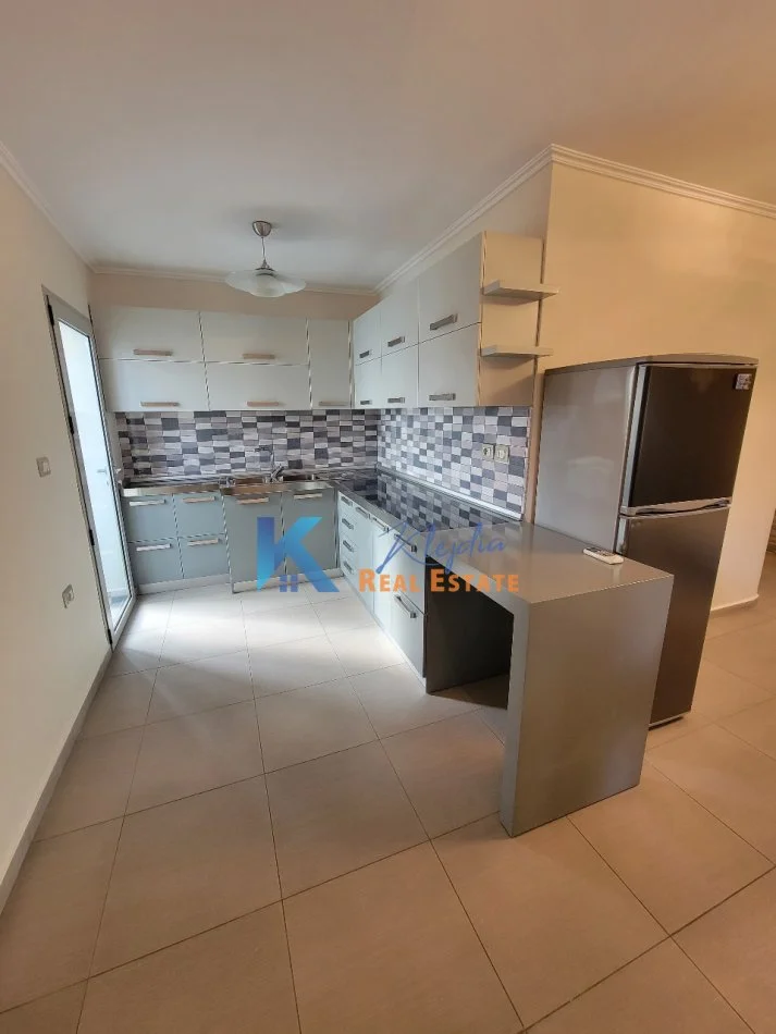 Tirane, jepet me qera apartament 1+1 Kati 4, 60 m² (Ministria e Jashtme, afer karburant Elda)