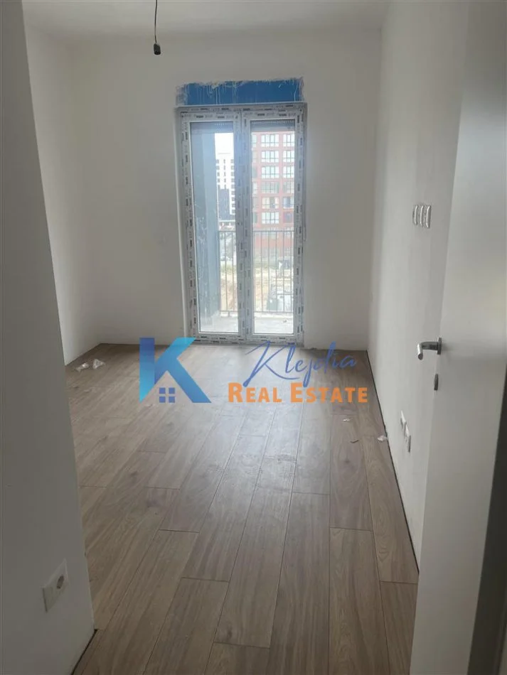 Tirane, jepet me qera apartament 3+1 Kati 4, 148 m² (Bulevardi i Ri, kompleksi Orbital 1)