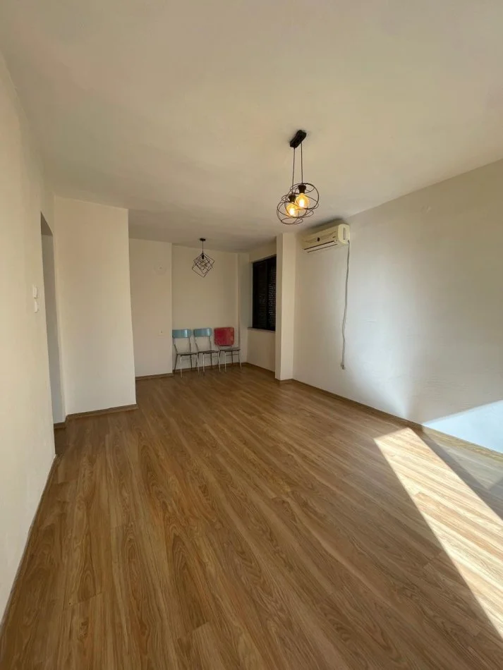 Tirane, jepet me qera apartament 2+1 Kati 3, 75 m² 400 € (Brryli)