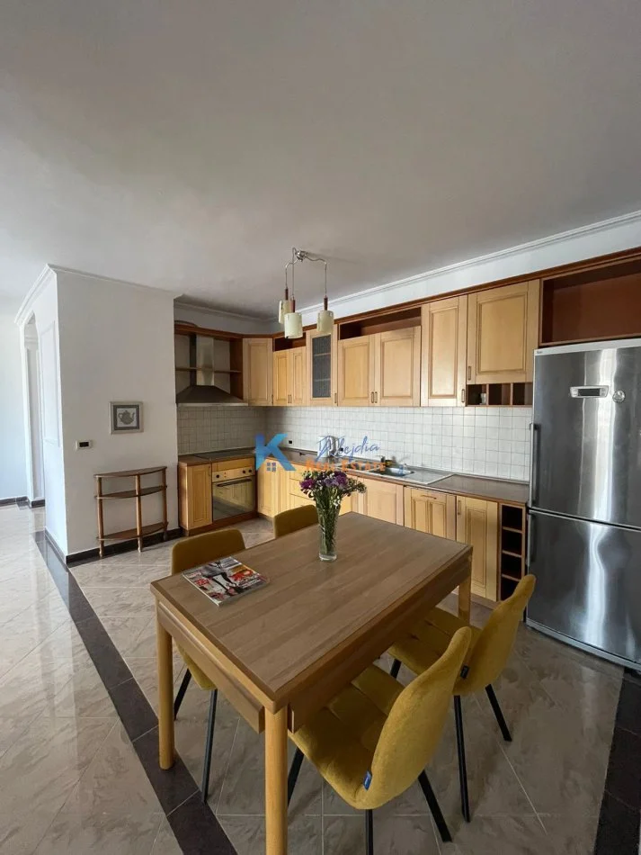 Tirane, jepet me qera apartament 2+1 Kati 8, 145 m² 800 € (Bllok, afer sheshit Wilson)