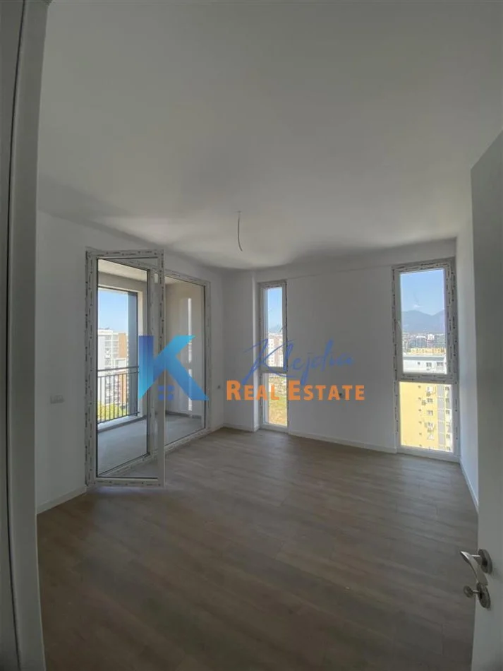 Tirane, jepet me qera apartament 2+1 Kati 9, 140 m² 1.000 € (Ish Fusha e Aviacionit, te Clover Residence)