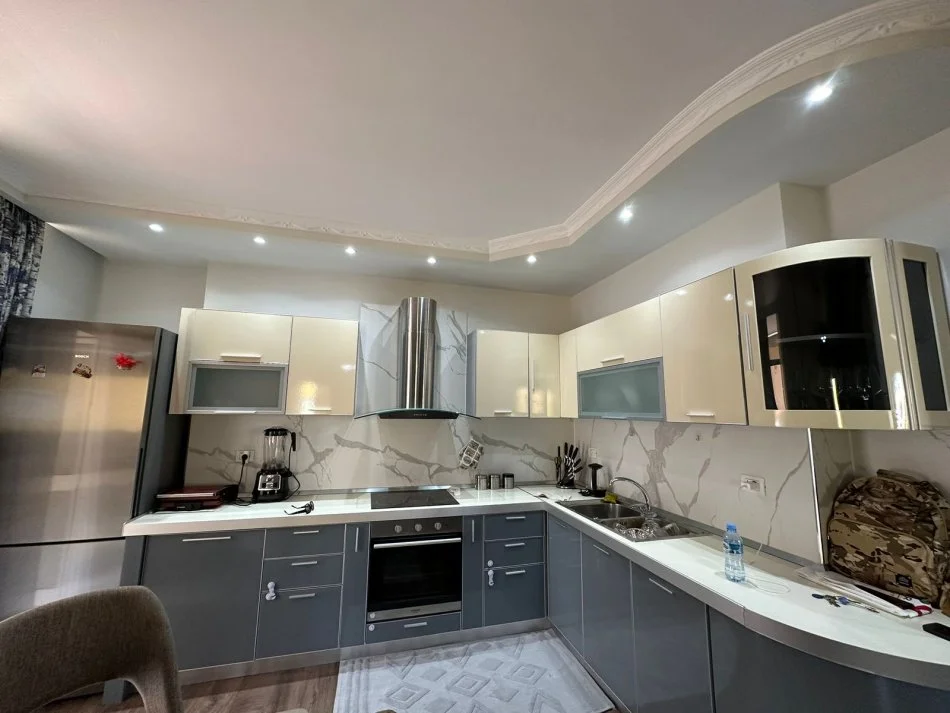 Tirane, jepet me qera apartament 2+1+Ballkon Kati 7, 110 m² 700 € (Komuna e Parisit)