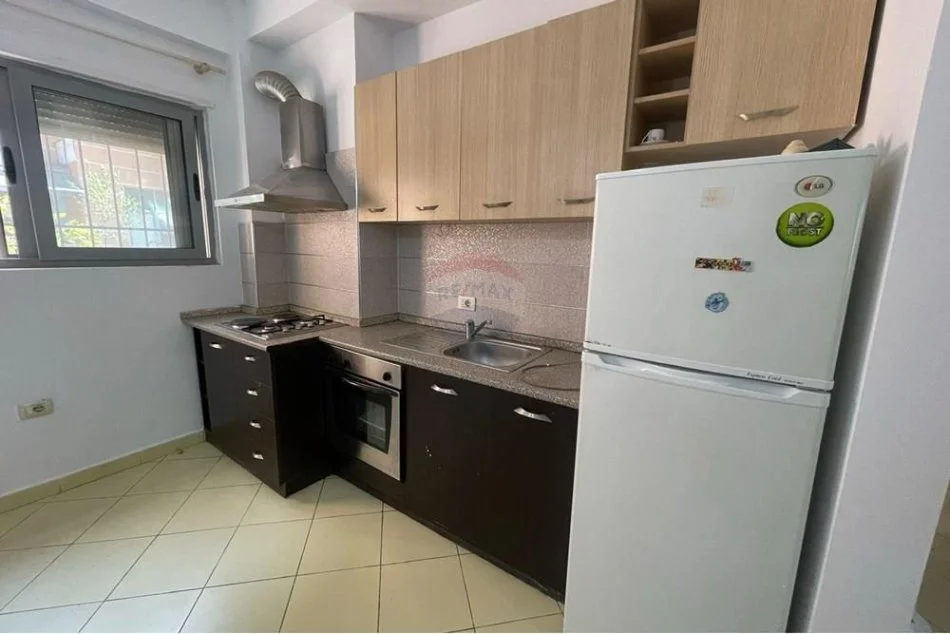 Tirane, jepet me qera apartament 2+1 Kati 1, 97 m² 400 € (Xhamia, Rruga Pinare - Kopshti Botanik)