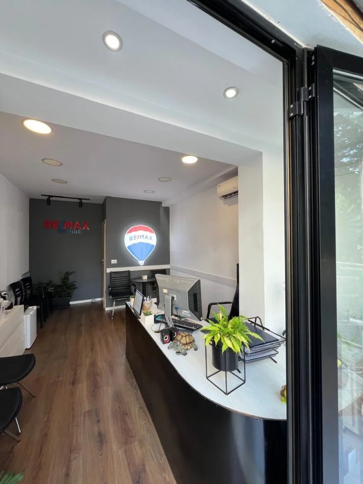 Tirane, jepet me qera zyre Kati 1, 16 m² 400 € (Zog i Zi)