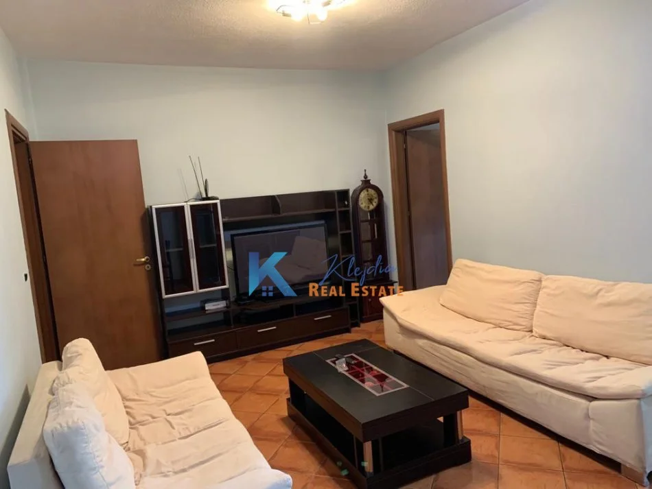Tirane, jap me qera apartament 1+1+Ballkon Kati 10, 60 m² 500 € (1+1 per qira te kompleksi Panorama)