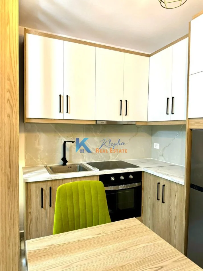 Tirane, jap me qera apartament Kati 4, 45 m² 530 € (Komuna e Parisit, afer Kristal Center)