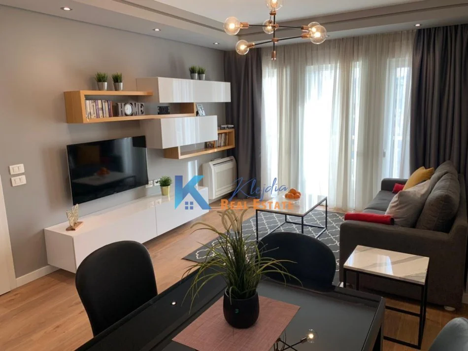 Tirane, jap me qera apartament 2+1+Ballkon Kati 4, 93 m² 750 € (Kompleksi Kontakt ne zonen e 21 Dhjetorit)