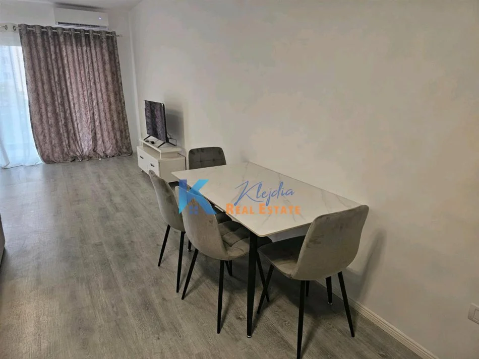 Tirane, jap me qera apartament 1+1+Ballkon Kati 3, 77 m² 600 € (5 Maji, afer Emerald Center)