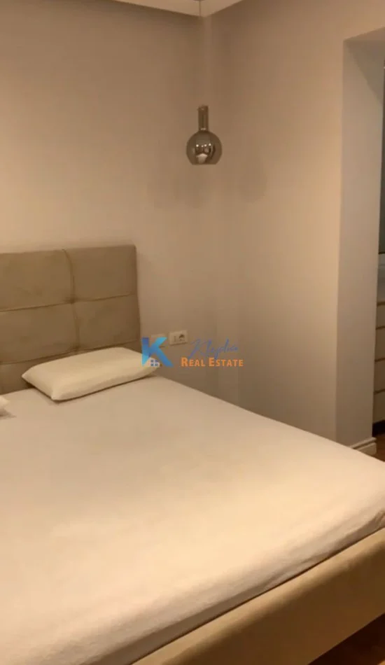 Tirane, jepet me qera apartament 3+1 Kati 4, 155 m² 850 € (Kopshti Botanik, afer Xhamise)