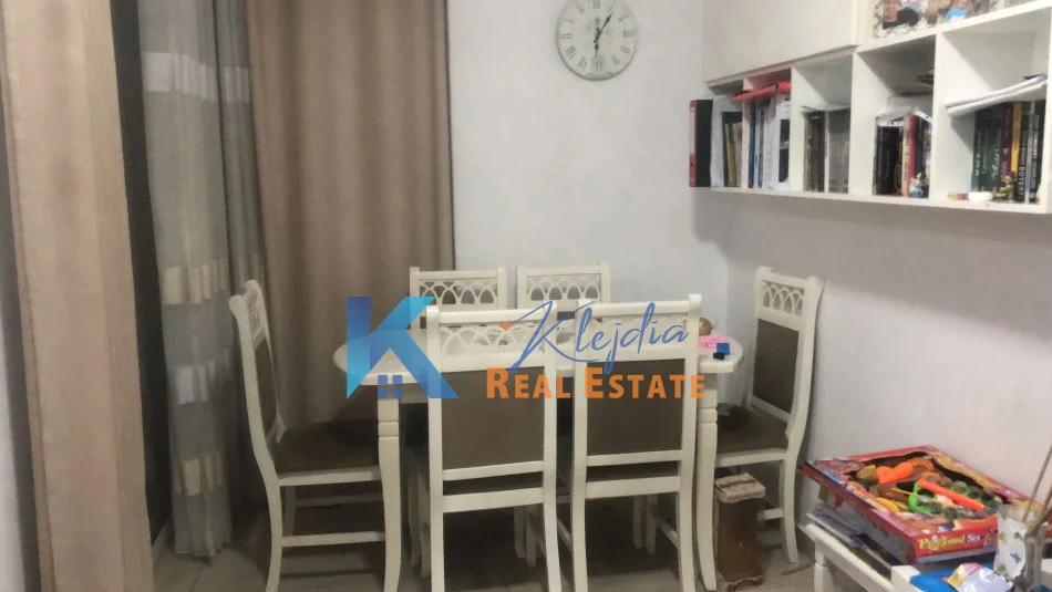 Tirane, jepet me qera apartament 1+1 Kati 4, 70 m² 450 € (Rruga 5 Maji, afer shkolles Tirana Jone)