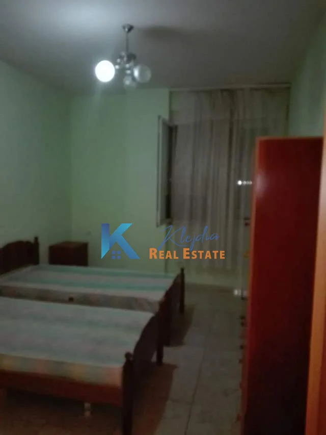 Tirane, jepet me qera apartament 2+1 Kati 5, 100 m² (Kthesa e Kamzes, afer Pallatit te Verdhe)