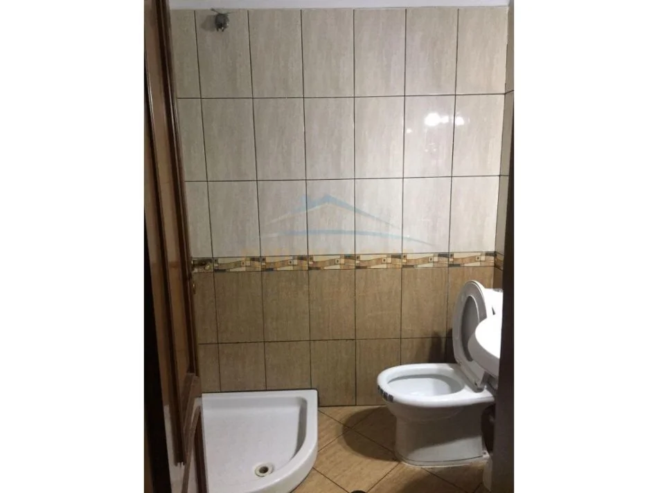 Vlore, jepet me qera apartament 1+1 Kati 3, 250 € (Rruga e Cipajve, Vlore) Rv 44321