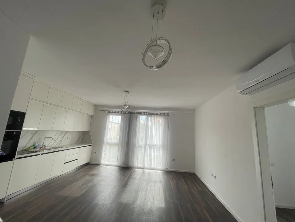 Tirane, jepet me qera apartament 2+1+Ballkon Kati 2, 600 € (Rruga Artan Lenja)