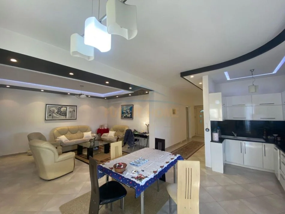 Vlore, shitet Vile 3 Katshe , 397 m² 300.000 € (Lagjia Kushtrimi) RV37000