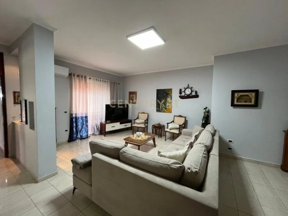 Tirane, shitet Vile 2 Katshe Kati 2, 200 m² 175.000 € (Adresa: Ish Restorant Durresi, Rruga e Dibrës)