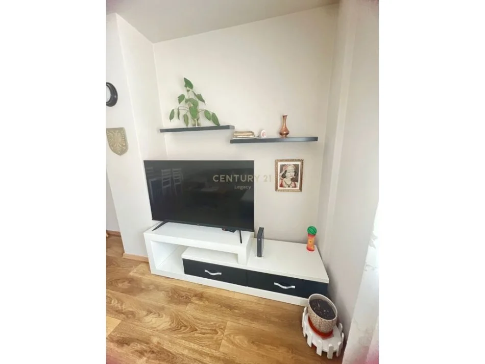 Tirane, jepet me qera apartament 2+1+Ballkon Kati 4, 79 m² 680 € (Adresa: 21 Dhjetori)