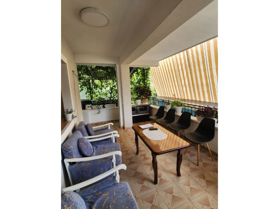 Tirane, jepet me qera apartament 2+1+Ballkon Kati 2, 132 m² 450 € (Adresa: Shkozë)