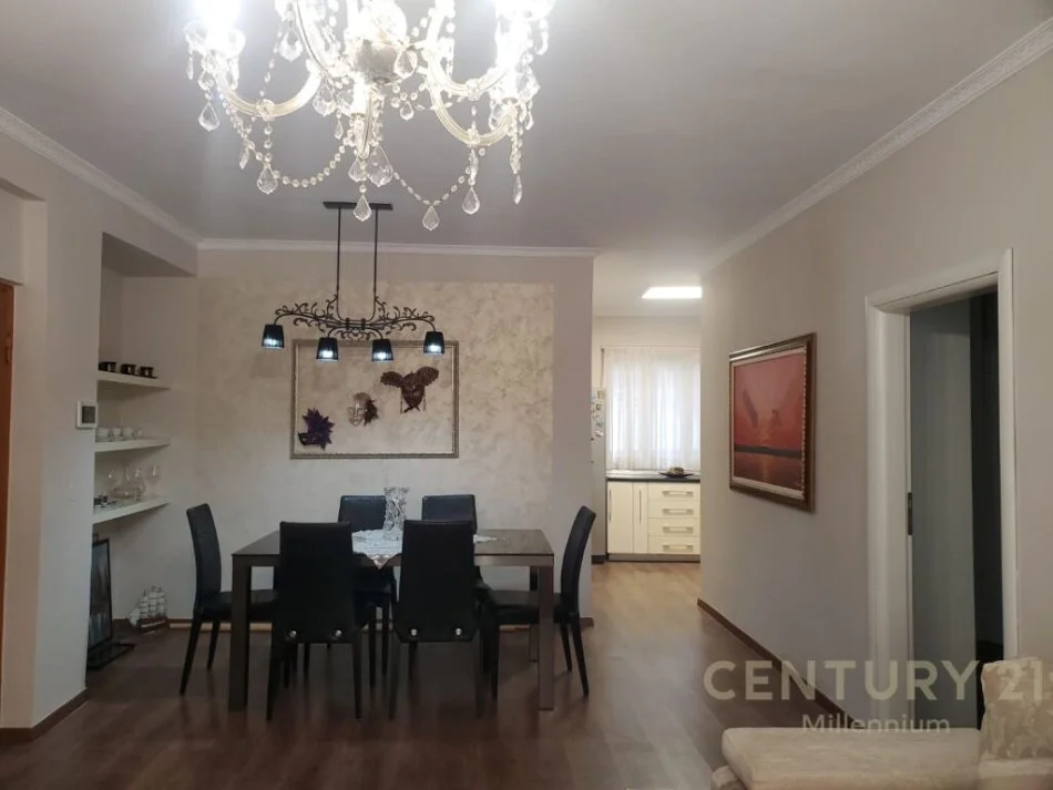 𝐓𝐢𝐫𝐚𝐧𝐞, 𝐣𝐞𝐩𝐞𝐭 𝐦𝐞 𝐪𝐞𝐫𝐚 𝐚𝐩𝐚𝐫𝐭𝐚𝐦𝐞𝐧𝐭 𝟐+𝟏 𝐊𝐚𝐭𝐢 𝟒, 𝟖𝟏 𝐦² 𝟖𝟎𝟎 € (𝐑𝐫.𝐀𝐝𝐞𝐦 𝐉𝐚𝐬𝐡𝐚𝐫𝐢, 𝐆𝐚𝐫𝐝𝐚)