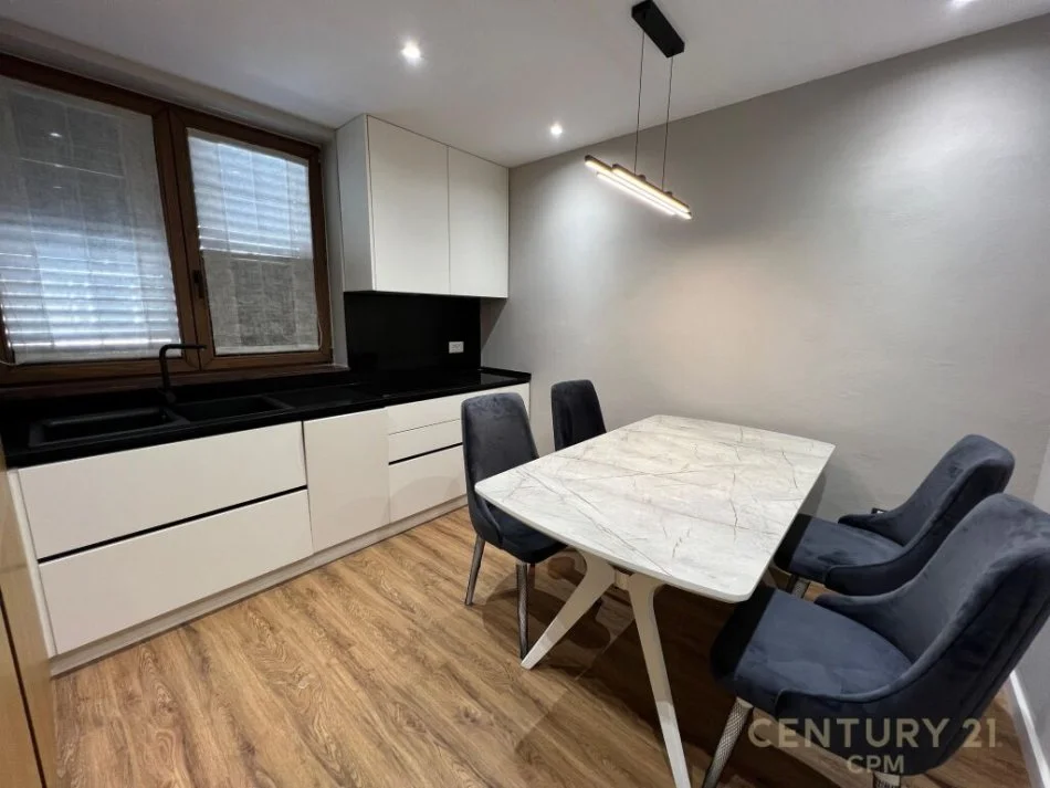 𝐓𝐢𝐫𝐚𝐧𝐞, 𝐣𝐞𝐩𝐞𝐭 𝐦𝐞 𝐪𝐞𝐫𝐚 𝐚𝐩𝐚𝐫𝐭𝐚𝐦𝐞𝐧𝐭 𝟐+𝟏 𝐊𝐚𝐭𝐢 𝟐, 𝟗𝟕 𝐦² 𝟏.𝟓𝟎𝟎 € (𝐒𝐡𝐞𝐬𝐡𝐢 𝐖𝐢𝐥𝐥𝐬𝐨𝐧)