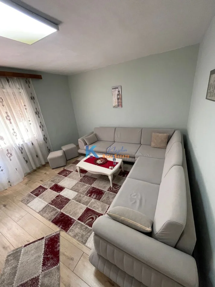 Tirane, jap me qera apartament 1+1 Kati 4, 64 m² 580 € (Myslym Shyr, afer Drejtorise se Policise)