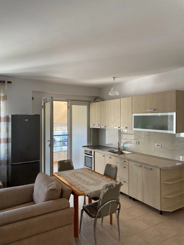 Tirane, jepet me qera apartament 2+1 Kati 2, 550 € (kodra e diellit)