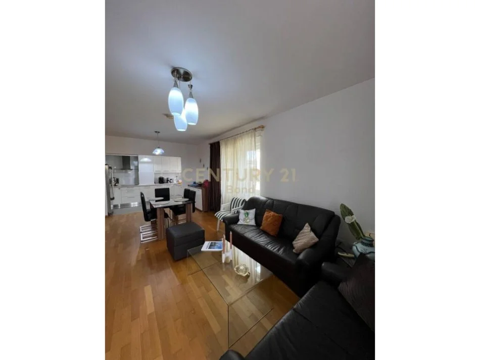 𝐓𝐢𝐫𝐚𝐧𝐞, 𝐣𝐞𝐩𝐞𝐭 𝐦𝐞 𝐪𝐞𝐫𝐚 𝐚𝐩𝐚𝐫𝐭𝐚𝐦𝐞𝐧𝐭 𝟐+𝟏 𝐊𝐚𝐭𝐢 𝟐, 𝟏𝟑𝟐 𝐦² 𝟏.𝟎𝟎𝟎 € (𝐑𝐞𝐬𝐢𝐝𝐞𝐧𝐜𝐚 𝐓𝐨𝐮𝐜𝐡 𝐨𝐟 𝐒𝐮𝐧, 𝐒𝐚𝐮𝐤 𝐢 𝐑𝐢)