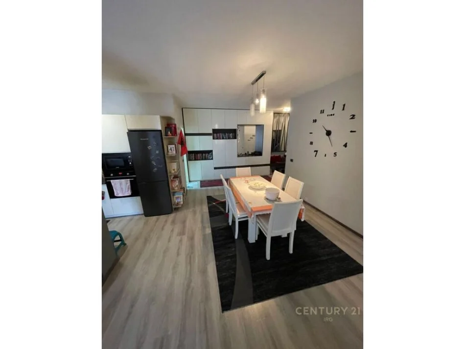 𝐓𝐢𝐫𝐚𝐧𝐞, 𝐬𝐡𝐢𝐭𝐞𝐭 𝐚𝐩𝐚𝐫𝐭𝐚𝐦𝐞𝐧𝐭 𝟐+𝟏 𝐊𝐚𝐭𝐢 𝟔, 𝟏𝟎𝟔 𝐦² 𝟏𝟑𝟖.𝟎𝟎𝟎 € (𝐘𝐳𝐛𝐞𝐫𝐢𝐬𝐡𝐭)