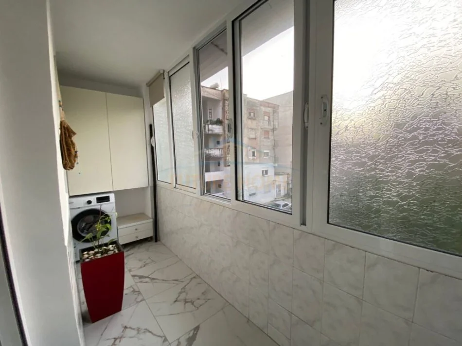 Vlore, jepet me qera apartament 2+1 Kati 3, 84 m² 300 € (Te Neranxi, afer Shkolles Industriale)