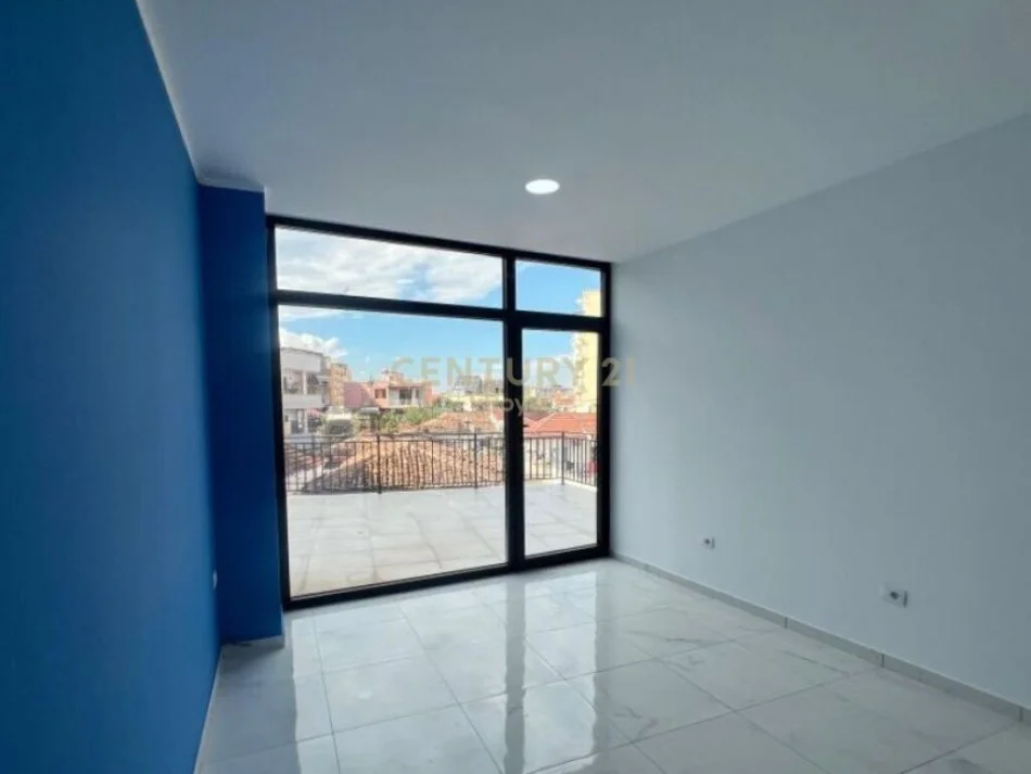 𝐓𝐢𝐫𝐚𝐧𝐞, 𝐣𝐞𝐩𝐞𝐭 𝐦𝐞 𝐪𝐞𝐫𝐚 𝐚𝐦𝐛𝐣𝐞𝐧𝐭 𝐛𝐢𝐳𝐧𝐞𝐬𝐢 𝐊𝐚𝐭𝐢 𝟐, 𝟏𝟔𝟓 𝐦² 𝟏.𝟓𝟎𝟎 € (𝐑𝐫𝐮𝐠𝐚 𝐞 𝐃𝐢𝐛𝐫ë𝐬)