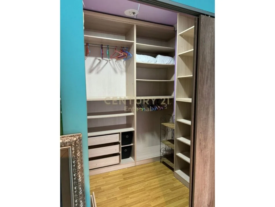 Tirane, jepet me qera apartament 2+1 Kati 2, 