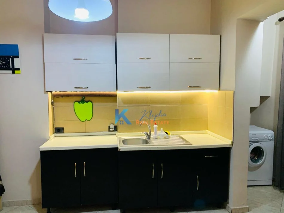 Tirane, jap me qera apartament 1+1+Ballkon Kati 4, 74 m² 600 € (Rruga e Kavajes)