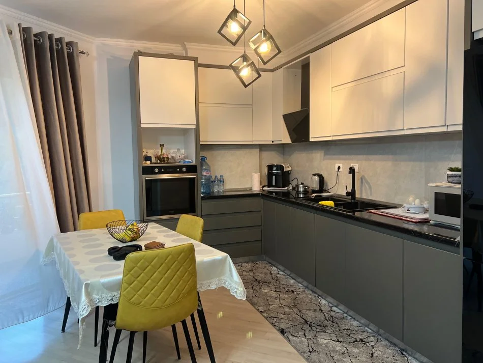 Tirane, shitet apartament 2+1+Ballkon Kati 1, 94 m² 113.000 € (fresk)