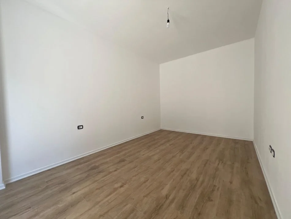 Tirane, jepet me qera apartament 1+1 Kati 2, 100 m² 500 € 