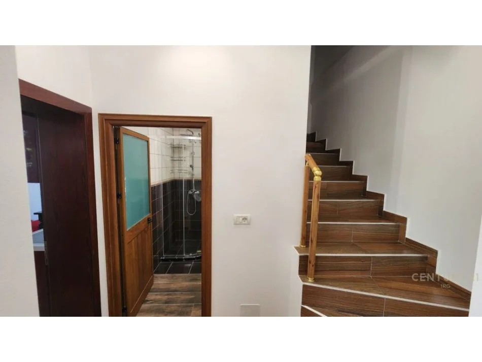 Tirane, jepet me qera Vile 2+1 Kati 1, 100 m² 500 € (Rruga Sabaudin Gabrani)