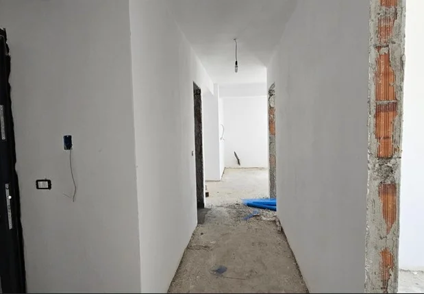 Tirane, shitet apartament 3+1 Kati 4, 221.000 € (Kodra e diellit 2)