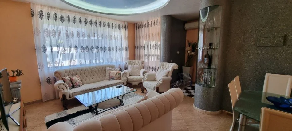 Tirane, jepet me qera 1+1+Ballkon Kati 9, 70 m² 700 € (rruga e kosovareve)