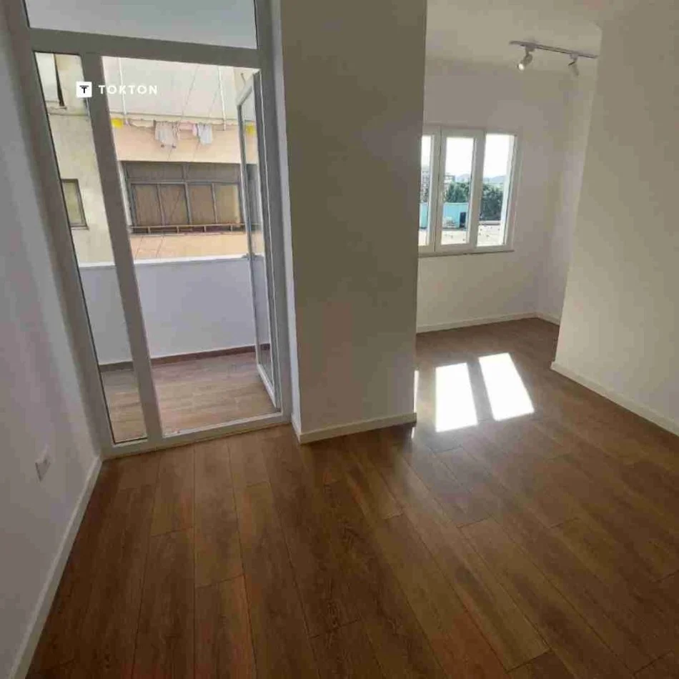 Tirane, shitet apartament 2+1+Ballkon Kati 5, 90 m² 185.000 € (Rruga e Dibres)