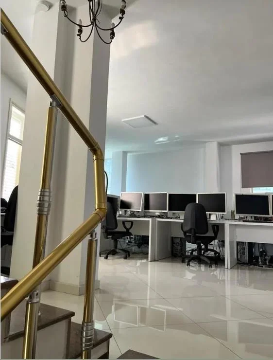 Jepet me qera ambjent biznesi Kati 2, 350 m² 2.000 € (Laprak)