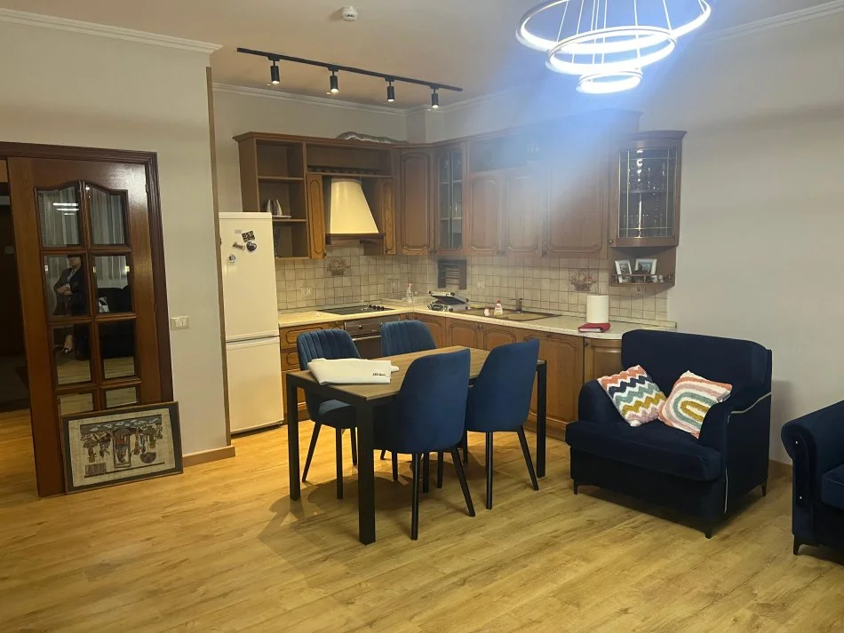 Tirane, jepet me qera apartament 2+1 Kati 7, 850 €