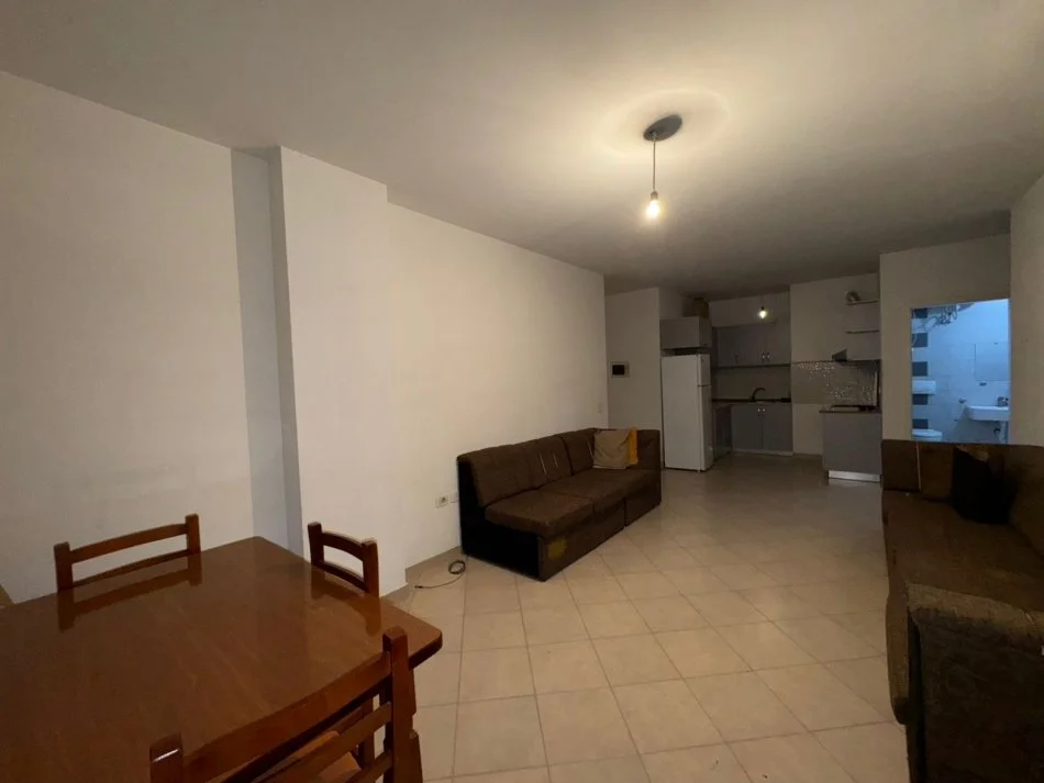 Tirane, jepet me qera apartament 2+1+Ballkon Kati 5, 520 € (siri kodra)