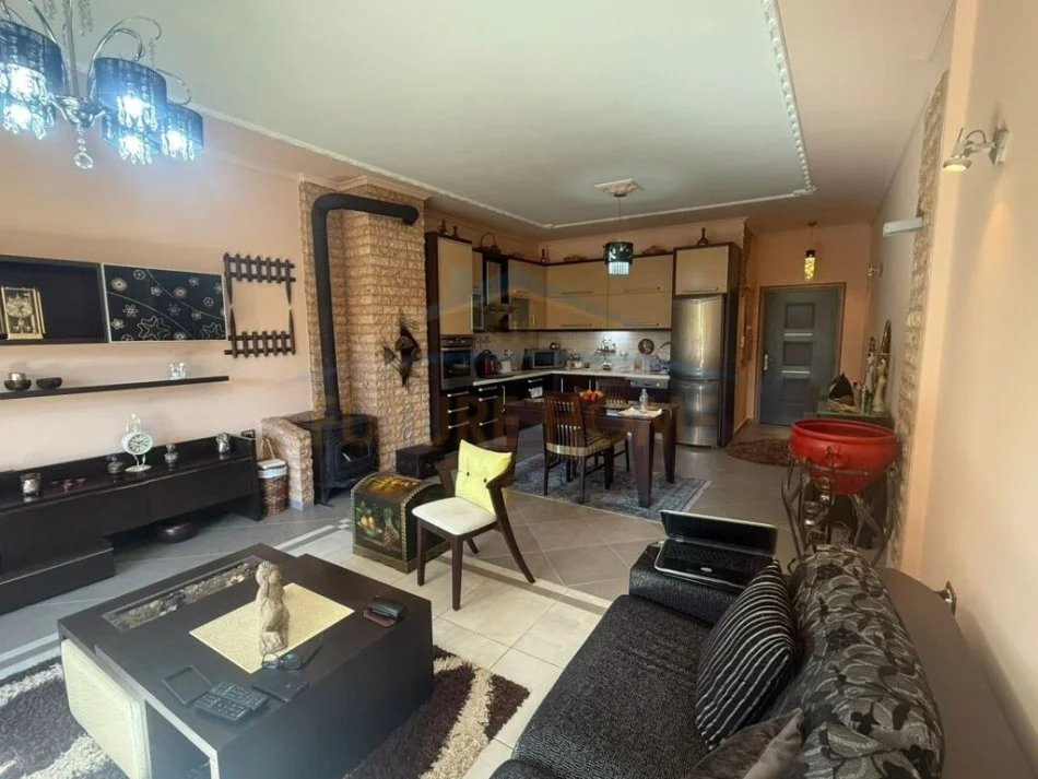 Korce, shitet apartament 2+1+Ballkon Kati 2, 118 m² 112.000 € (Lagjia 2, Korçë)