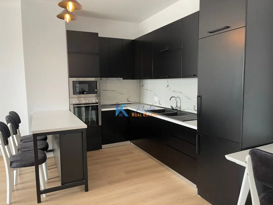 Tirane, jap me qera apartament 1+1 Kati 10, 60 m² 550 € (Kompleksi Arlis, Farmacia 10)