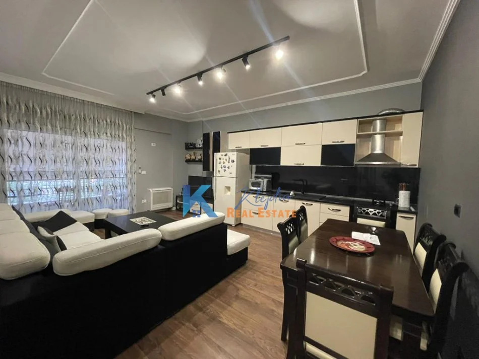 Tirane, jap me qera apartament 2+1+Ballkon Kati 2, 82 m² 600 € (Liqeni i Thate)