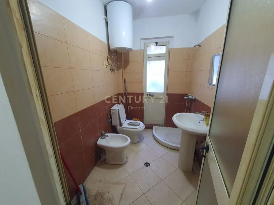 Tirane, shitet garsonier Kati 0, 27 m² 50.000 € (Oxhaku)